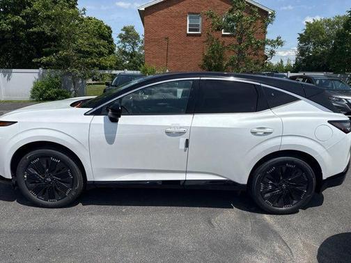 Everest White Pearl/Black 2026 Nissan Murano Platinum