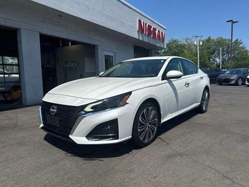 Pearl White Tricoat 2023 Nissan Altima 2.5 SL