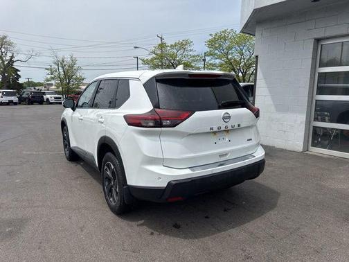 Everest White Pearl 2025 Nissan Rogue SV