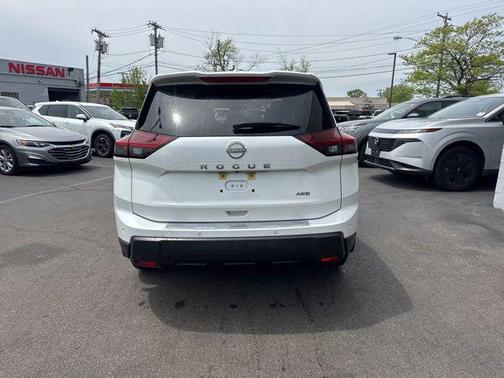 Everest White Pearl 2025 Nissan Rogue SV