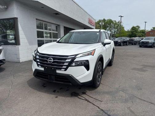 Everest White Pearl 2025 Nissan Rogue SV