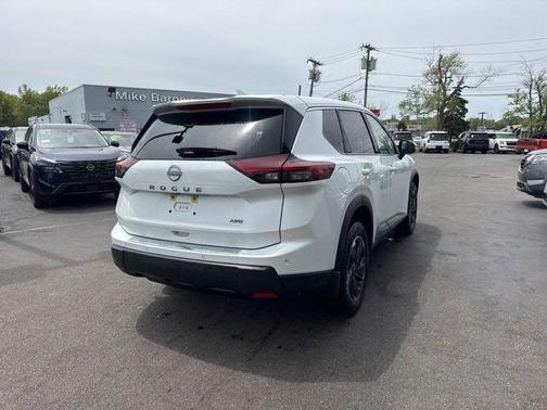 Everest White Pearl 2025 Nissan Rogue SV