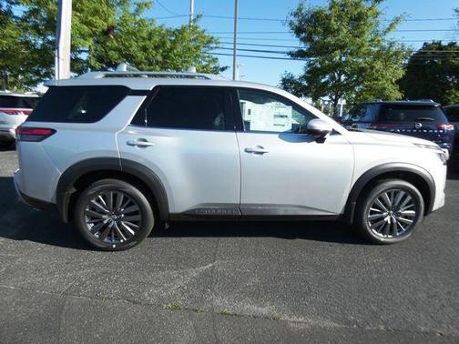 2025 Nissan Pathfinder SL 4WD