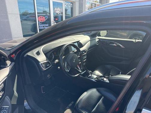 2017 INFINITI QX30 Premium