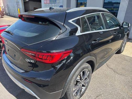 2017 INFINITI QX30 Premium