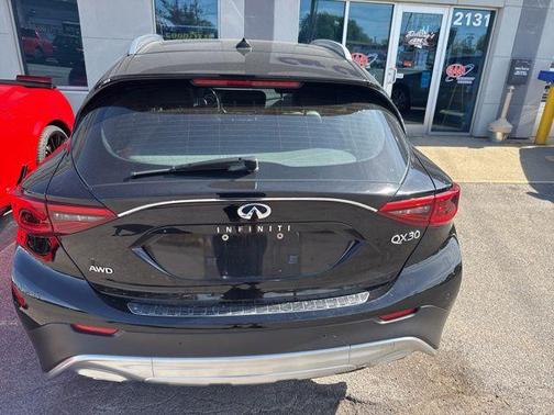2017 INFINITI QX30 Premium