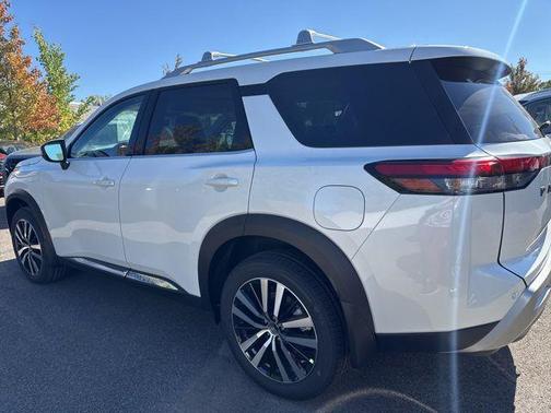 2025 Nissan Pathfinder Platinum 4WD