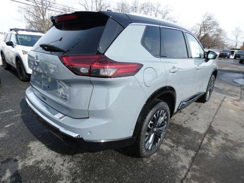 Boulder Gray Pearl/Super Black 2026 Nissan Rogue Platinum