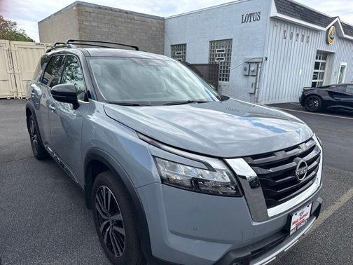 Solid Gray/Super Black 2025 Nissan Pathfinder Platinum 4WD