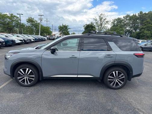 Solid Gray/Super Black 2025 Nissan Pathfinder Platinum 4WD