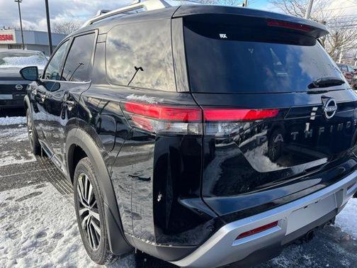 2025 Nissan Pathfinder Platinum 4WD