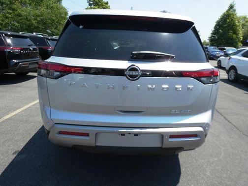 2025 Nissan Pathfinder SL 4WD