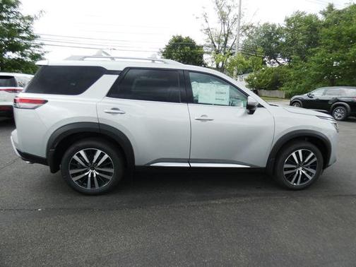 2025 Nissan Pathfinder Platinum 4WD