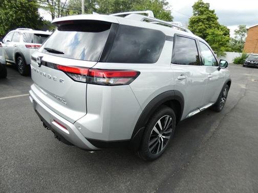 2025 Nissan Pathfinder Platinum 4WD