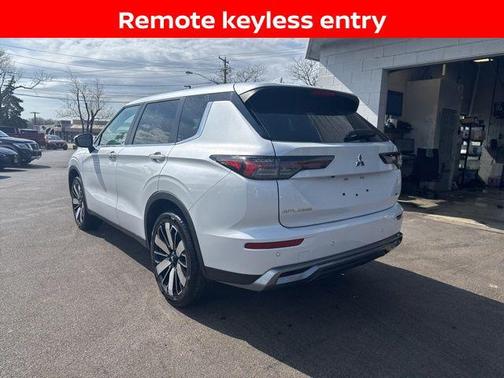 White Diamond 2025 Mitsubishi Outlander SE 2.5 S-AWC