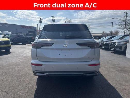 White Diamond 2025 Mitsubishi Outlander SE 2.5 S-AWC