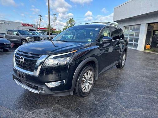 Super Black 2025 Nissan Pathfinder SL 4WD