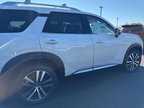 2025 Nissan Pathfinder Platinum 4WD