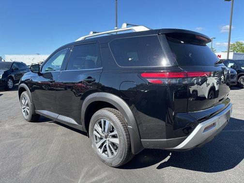 2025 Nissan Pathfinder SL 4WD