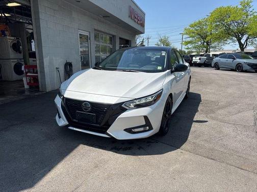Aspen White Tricoat/Super Black 2023 Nissan Sentra SR