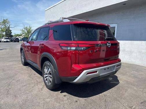 Scarlet Ember Tintcoat 2023 Nissan Pathfinder SL 4WD