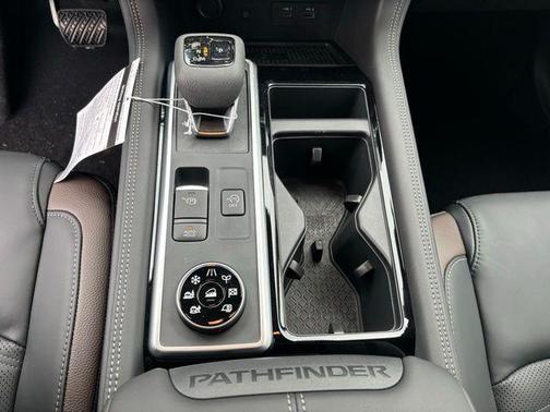 2025 Nissan Pathfinder Platinum 4WD