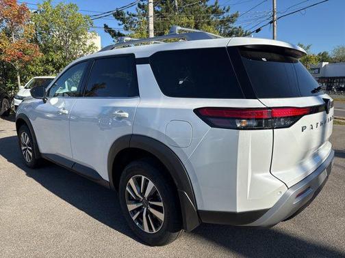 2025 Nissan Pathfinder SL 4WD