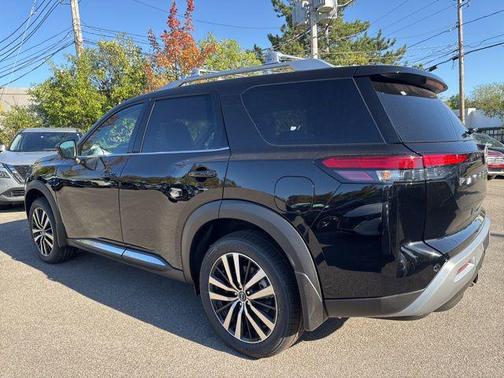 2025 Nissan Pathfinder Platinum 4WD