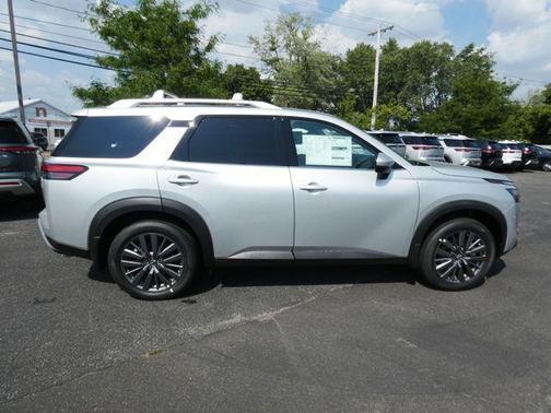 2025 Nissan Pathfinder SL 4WD