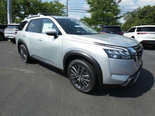 2025 Nissan Pathfinder SL 4WD