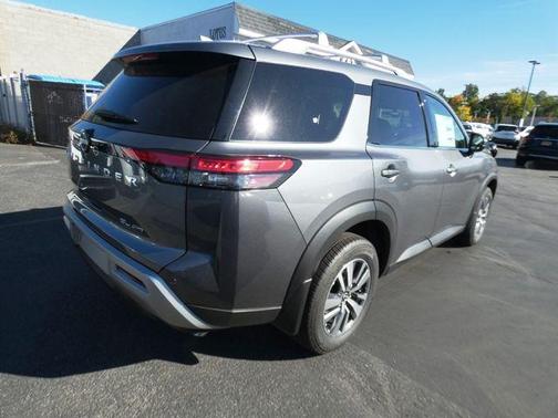 2025 Nissan Pathfinder SL 4WD