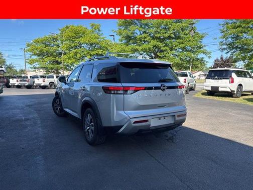 2023 Nissan Pathfinder SL 4WD
