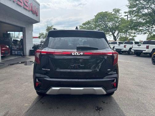 Fusion Black 2024 Kia Seltos S