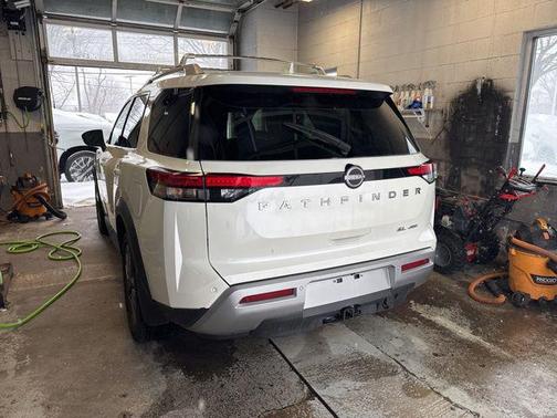 2023 Nissan Pathfinder SL 4WD