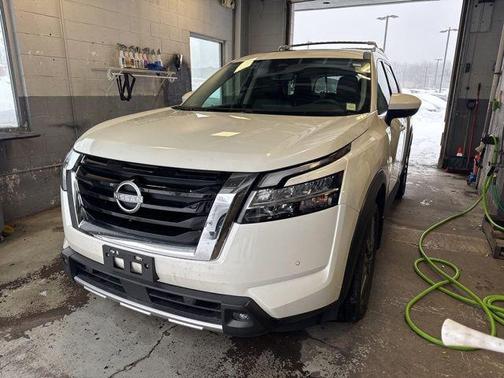 2023 Nissan Pathfinder SL 4WD