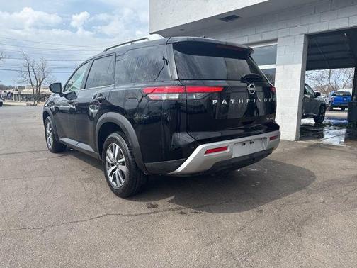 Super Black 2025 Nissan Pathfinder SL 4WD