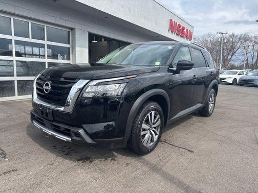Super Black 2025 Nissan Pathfinder SL 4WD