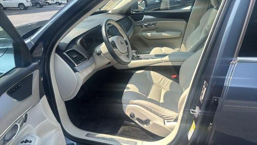 2022 Volvo XC90 T5 Momentum