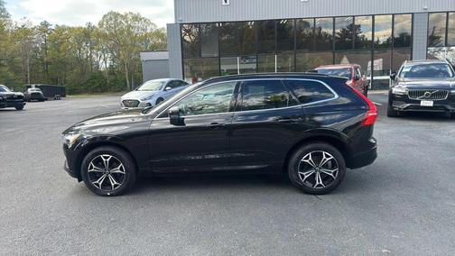Onyx Black Metallic 2022 Volvo XC60 B5 Momentum