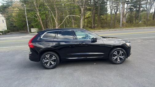 Onyx Black Metallic 2022 Volvo XC60 B5 Momentum