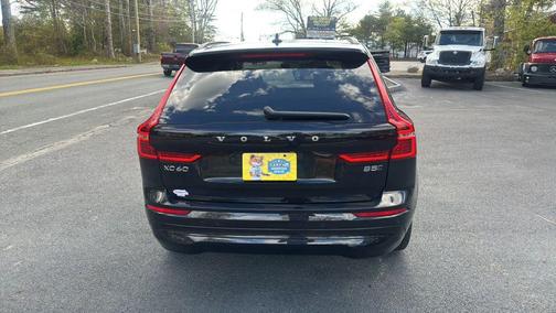 Onyx Black Metallic 2022 Volvo XC60 B5 Momentum