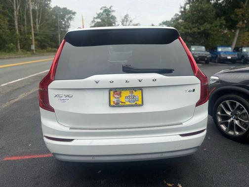 2022 Volvo XC90 T6 Momentum