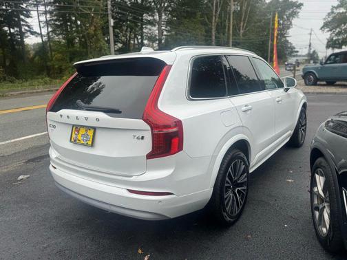 2022 Volvo XC90 T6 Momentum