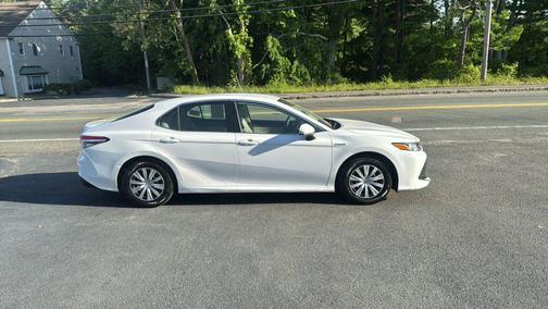 Super White 2018 Toyota Camry Hybrid LE