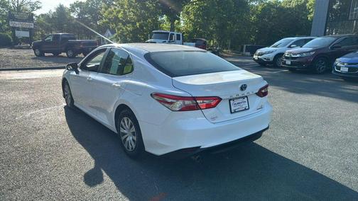 Super White 2018 Toyota Camry Hybrid LE