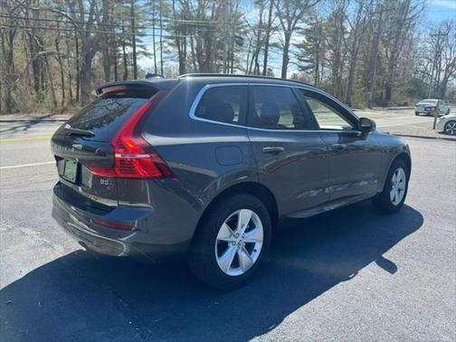 2022 Volvo XC60 B5 Momentum