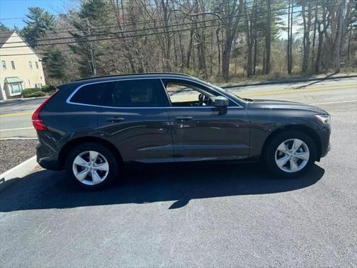 2022 Volvo XC60 B5 Momentum