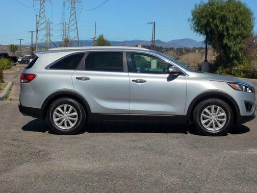 Sparkling Silver 2017 Kia Sorento LX