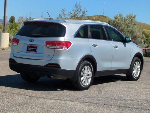 Sparkling Silver 2017 Kia Sorento LX