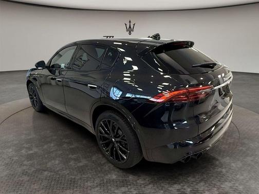 Nero Tempesta Metallic 2024 Maserati Grecale GT